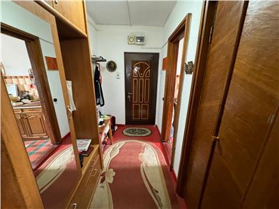 Apartament 2 camere, zona centrala, etaj 3/3 cu acoperis 53.000 Euro