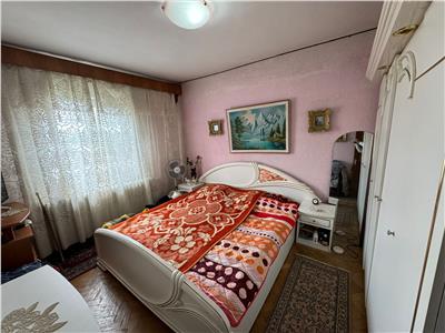 Apartament 2 camere, zona centrala, etaj 3/3 cu acoperis 53.000 Euro