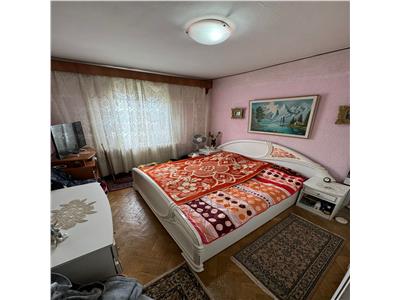 Apartament 2 camere, zona centrala, etaj 3/3 cu acoperis 53.000 Euro