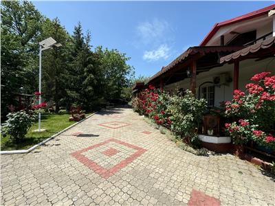 Casa cu teren si sala de evenimente de vanzare in Odobesti