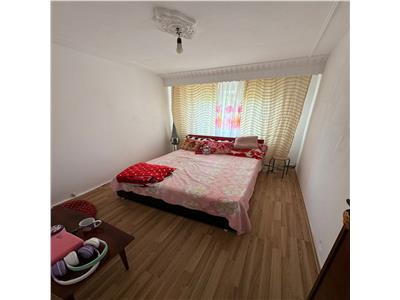 Apartament 3 camere, etaj 2/3, zona Longinescu  stradal