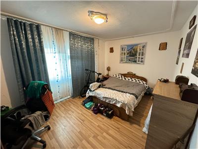 Apartament 3 camere, etaj 2/3, zona Longinescu  stradal