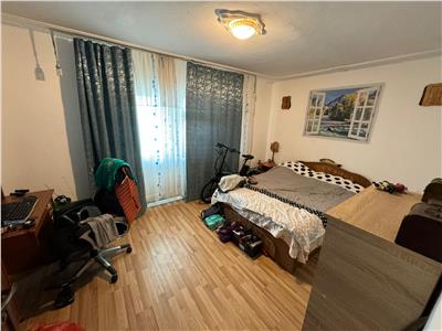 Apartament 3 camere, etaj 2/3, zona Longinescu  stradal