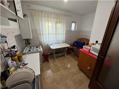 Apartament 3 camere, etaj 2/3, zona Longinescu - stradal -