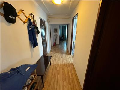 Apartament 3 camere, etaj 2/3, zona Longinescu  stradal