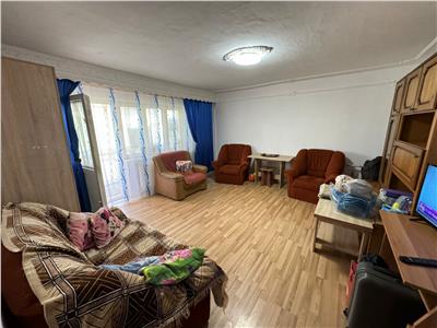 Apartament 3 camere, etaj 2/3, zona Longinescu  stradal