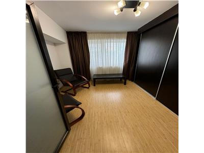 Apartament 3 camere, zona Centrala , etaj 4 cu lift, mobilat complet