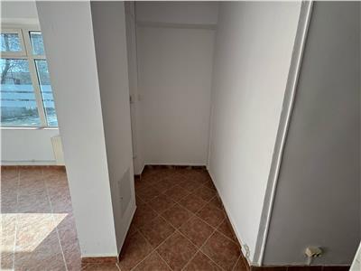 Sp comercial stradal, 70 mp, trifazic, 3 intrari, b.dul Independentei