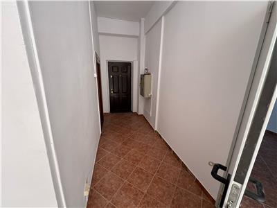 Sp comercial stradal, 70 mp, trifazic, 3 intrari, b.dul Independentei